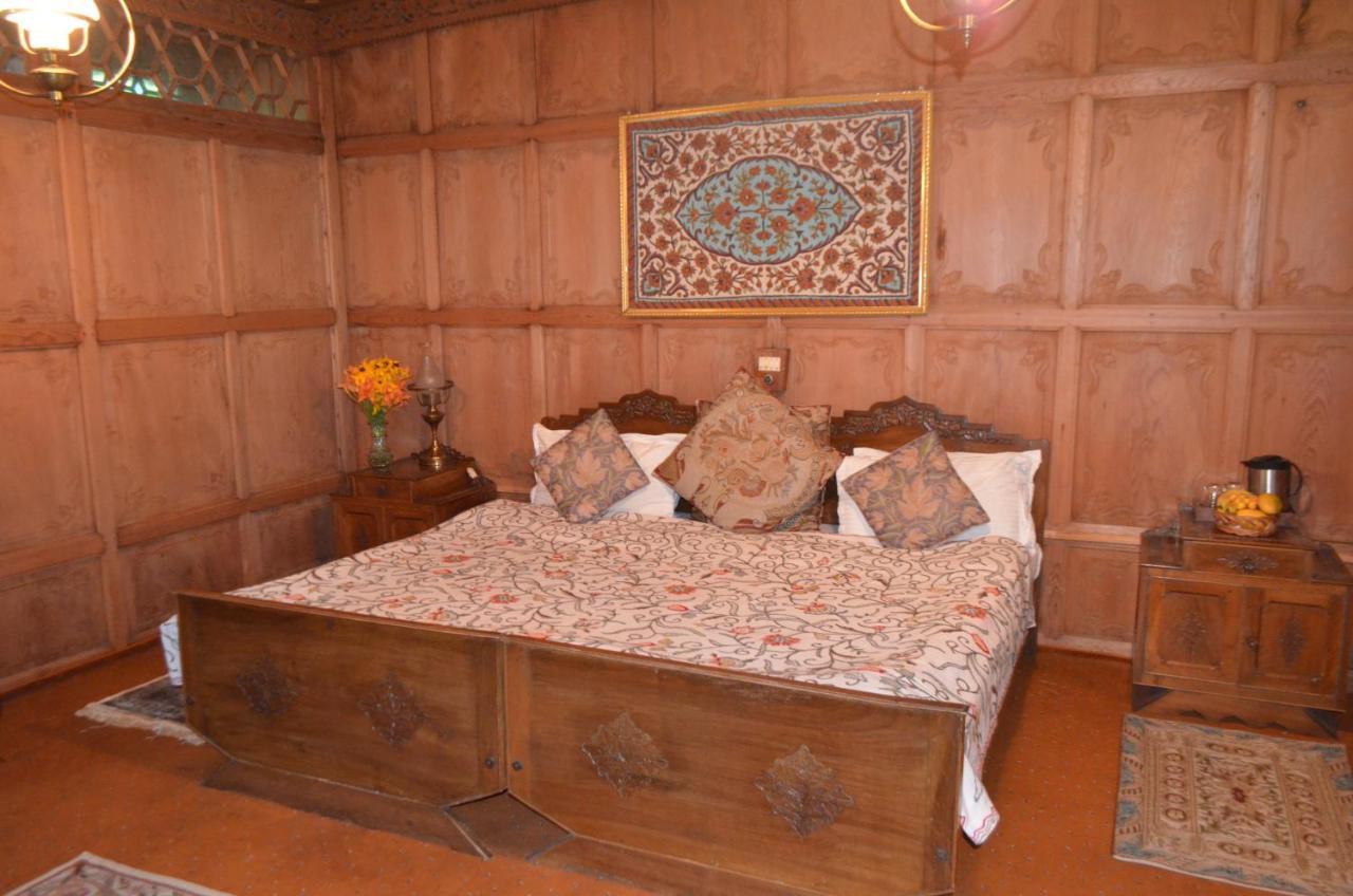 New Alexandra Houseboats Hotel Srinagar  Exterior photo